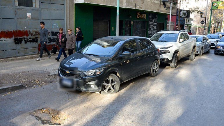 Como no pudieron apuñalarlo, atacaron a su local y su auto