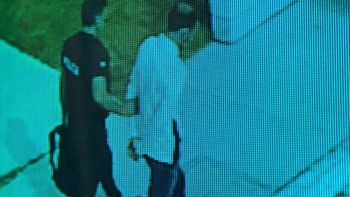 El Loco Cárdenas, custodiado, rumbo al psicólogo en Trelew. El Loco Cárdenas, custodiado, rumbo al psicólogo en Trelew.