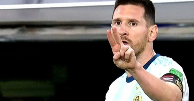 Messi le protestó varias veces al árbitro brasilero en el empate ante Paraguay.