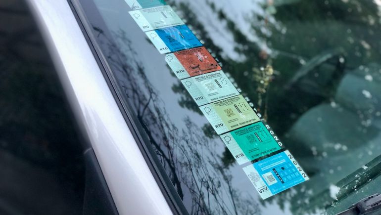 La oblea de la VTV se debe exhibir en el parabrisas. 