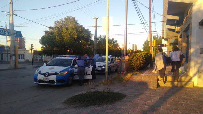 Iban en el cole, vieron que una mujer policía era asaltada y se bajaron para ayudarla