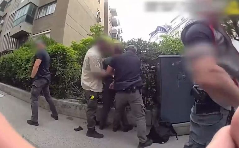 Así detenían al acusado de robar restos humanos y cocinarlos para comerlos Así detenían al acusado de robar restos humanos y cocinarlos para comerlos