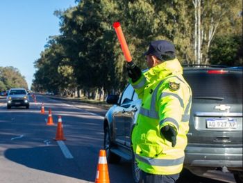 Los agentes de seguridad controlarán que todos los autos cumplan con las requisitos obligatorios para salir a la ruta. Los agentes de seguridad controlarán que todos los autos cumplan con las requisitos obligatorios para salir a la ruta.