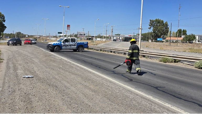 Bomberos de Centenario y la Policía acudieron al rescate del vehículo. A los ocupantes se los llevó la ambulancia. Bomberos de Centenario y la Policía acudieron al rescate del vehículo. A los ocupantes se los llevó la ambulancia.