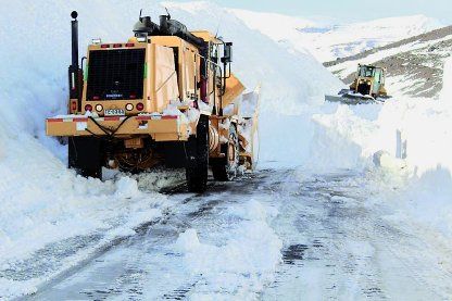Las máquinas viales continúan trabajando para reabrir el paso fronterizo Pino Hachado.