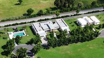 El operativo abarcaría también a un complejo de cocheras donde estarían guardados los 59 autos de lujo. El operativo abarcaría también a un complejo de cocheras donde estarían guardados los 59 autos de lujo.