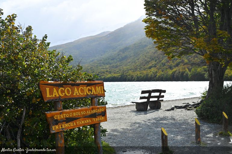 Un alto para sentarse en la orilla del lago permite ver paisajes cautivantes. Un alto para sentarse en la orilla del lago permite ver paisajes cautivantes. 