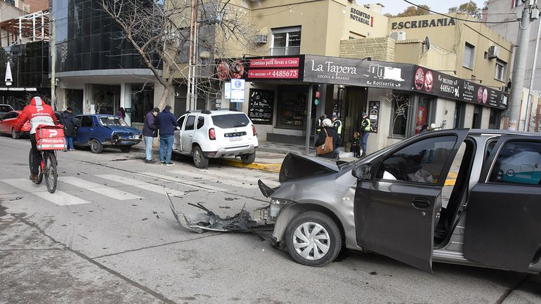 Nadie frenó en la esquina: violento choque en Avenida y Elordi