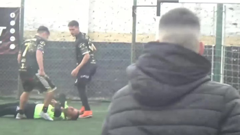brutal agresion a un arbitro: lo desmayaron de una patada en la nuca brutal agresion a un arbitro: lo desmayaron de una patada en la nuca