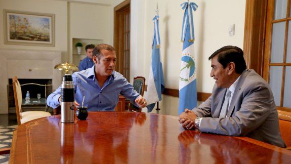 Con mate de por medio, el gobernador recibió ayer al intendente cutralquense en la Casa de Gobierno.