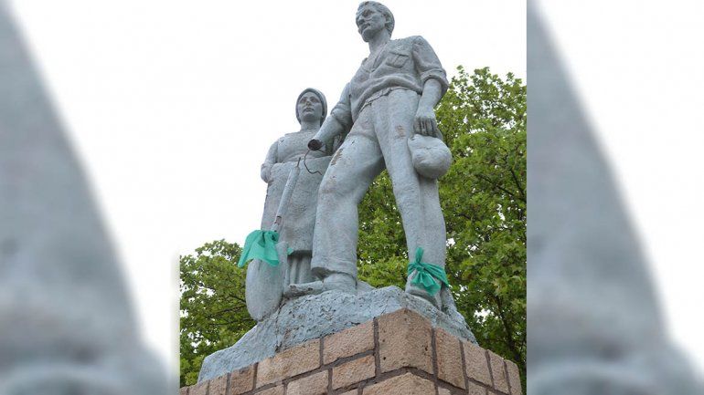 Vándalos destrozaron el monumento al inmigrante en Cipolletti