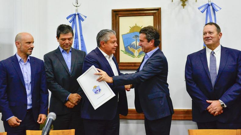 El acuerdo fue firmado en Neuquén por el gobernador Figueroa, el gerente global de Fusiones y Adquisiciones de ExxonMobil, Mickey Johnson, y el gerente general de Pluspetrol Argentina, Julián Escuder.