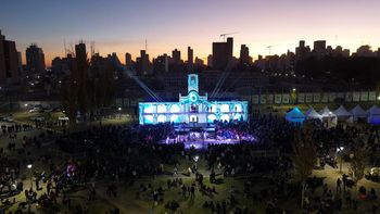Miles de neuquinos celebraron el Día de la Patria en el Cabildo montado en el parque Jaime de Nevares. Miles de neuquinos celebraron el Día de la Patria en el Cabildo montado en el parque Jaime de Nevares.