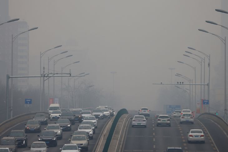 FOTO DE ARCHIVO: Coches circulan por una carretera durante un día con aire contaminado