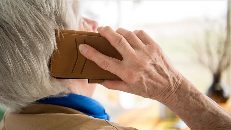 El acompañamiento familiar juega un rol clave para que adultos mayores no caigan en estafas digitales.