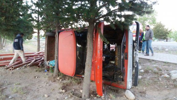 Una camioneta volcó en Junín y desparramó caños de PVC