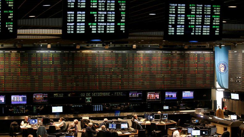 Imagen de archivo de operadores trabajando en el piso de la Bolsa de Comercio de Buenos Aires, Argentina, REUTERS/Agustin Marcarian/ Imagen de archivo de operadores trabajando en el piso de la Bolsa de Comercio de Buenos Aires, Argentina, REUTERS/Agustin Marcarian/