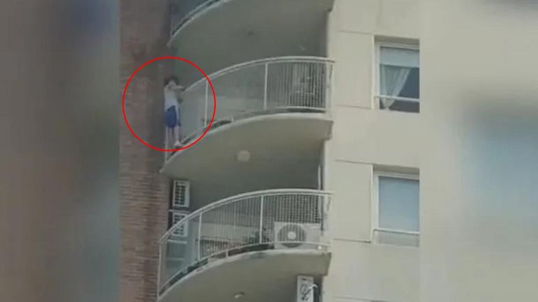 Rescatan a un niño que se trepó por el balcón para escapar de un incendio: imágenes impactantes