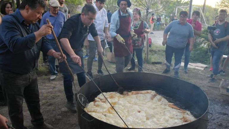 En Chapúa está la torta frita más grande del norte neuquino