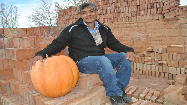 Daniel Panitrul, con su zapallo gigante.