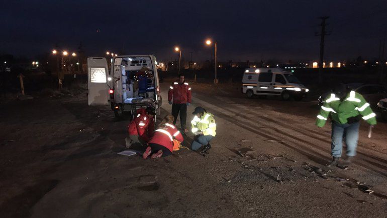 Atropellaron a un motociclista y se salvó por el casco