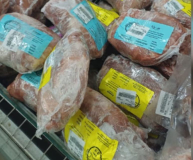 Los inspectores de Comodoro Rivadavia contabilizaron 26 toneladas de carne en un camión y 23 en el otro. Los inspectores de Comodoro Rivadavia contabilizaron 26 toneladas de carne en un camión y 23 en el otro. 
