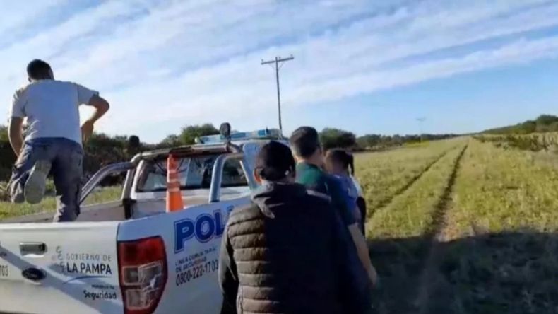 El momento en que La Policía rescata a la nena perdida, tras el aviso del piloto del dron policial que la divisó a 2,5 kilómetros de distancia.&nbsp;