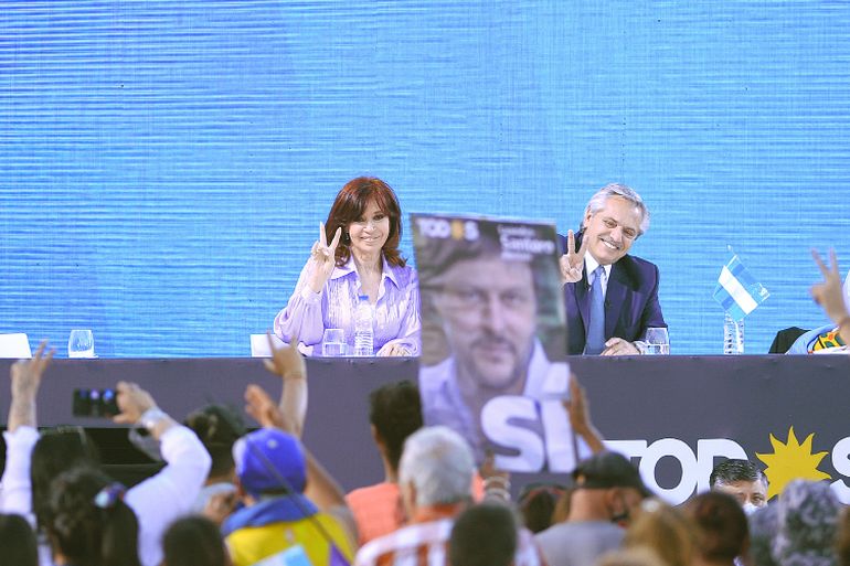 Cristina Kirchner y Alberto Fernández saludaron sonrientes y con la "V".