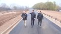 Gaido, Nicola y Domínguez recorriendo el Paseo Costero.