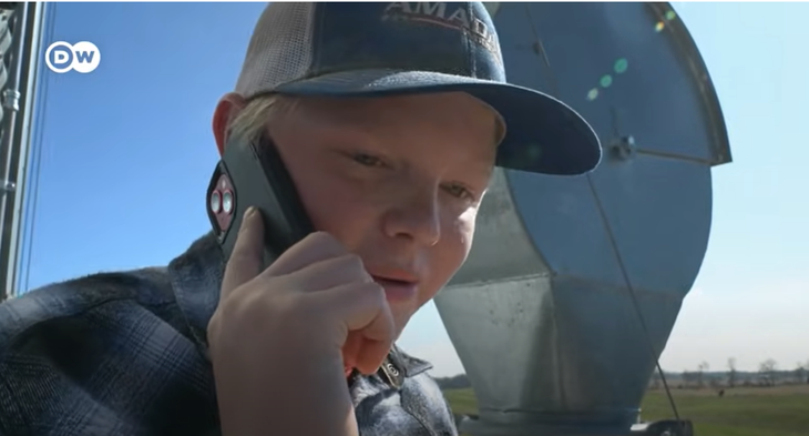 El pequeño Charlie, al frente de un negocio multimillonario. Foto: @DW El pequeño Charlie, al frente de un negocio multimillonario. Foto: @DW