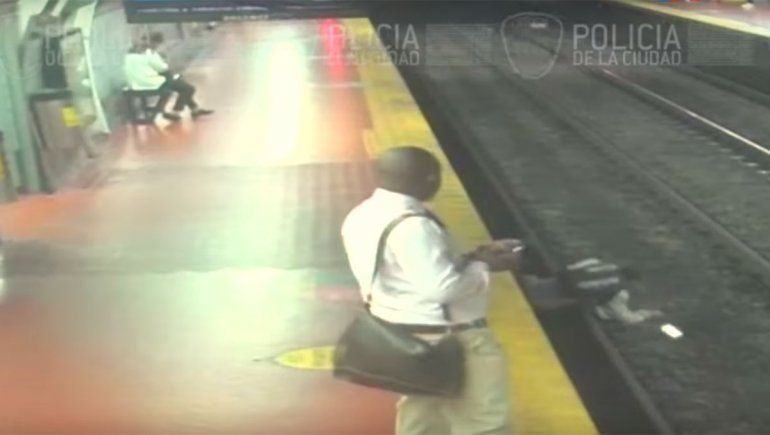 Al borde de la tragedia: caminaba por el andén mientras miraba el celular y cayó a las vías