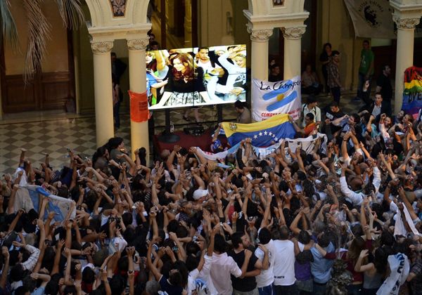 Jóvenes militantes colmaron el patio de la Casa Rosada