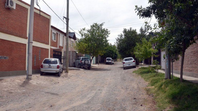 El dúplex que desvalijaron los delincuentes está en el barrio Altos de del Ruca Che. Los ladrones se llevaron hasta el auto VW Fox de la familia.