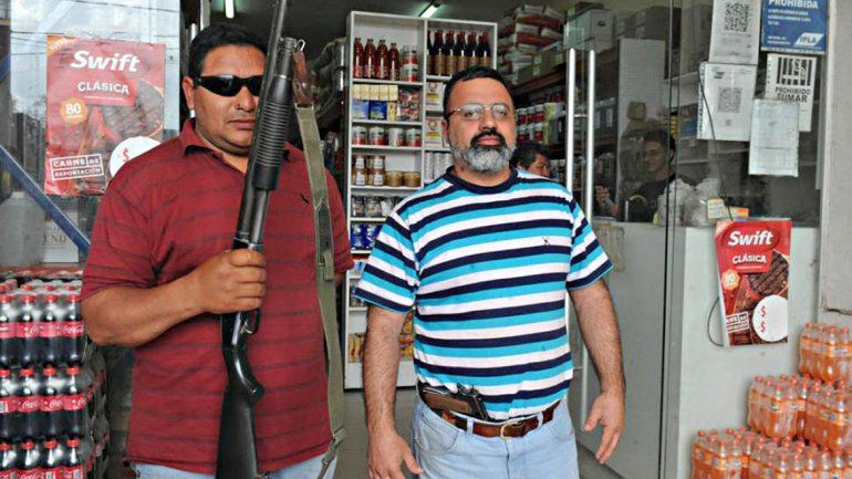 Armado hasta los dientes para evitar que le roben