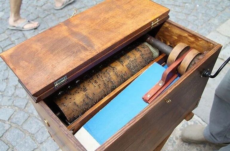 El organito tenía un cilindro metálico desde donde salían las melodías. Fue muy popular en Europa y América.