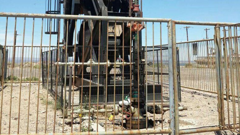 Dos recipientes con contenido inflamable fueron hallados al lado de un pozo