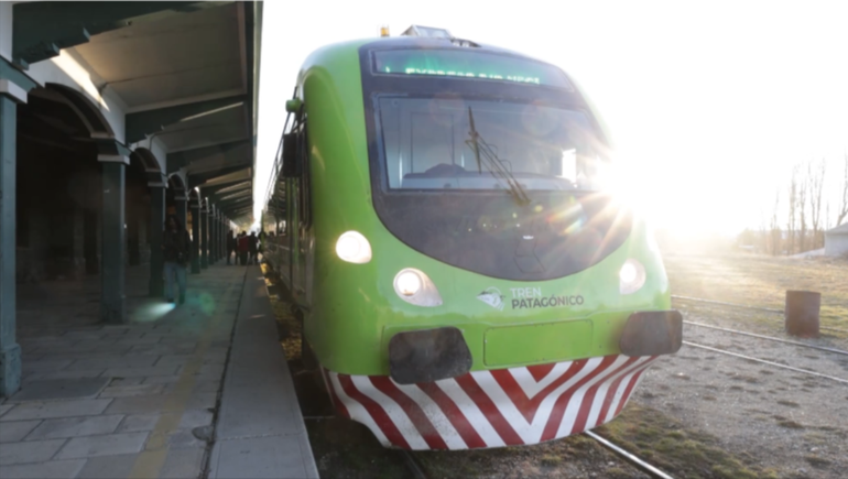 El tren nocturno de la Patagonia parte los sábados a las 19 desde la Estación Bariloche con destino a Perito Moreno. 