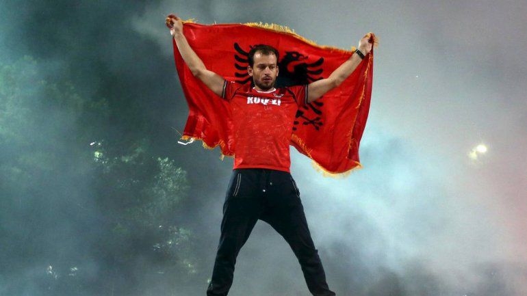 Miles de eufóricos fanáticos celebraron el ingreso de Albania a la Eurocopa 2016.