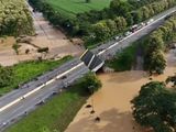 El derrumbe del puente generó un gran problema para el tránsito en la principal autopista del oeste de Venezuela.