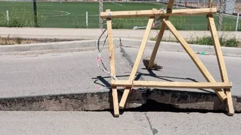 El socavón que se formó a metros de la Muni del Oeste en Neuquén | LM Neuquen El socavón que se formó a metros de la Muni del Oeste en Neuquén