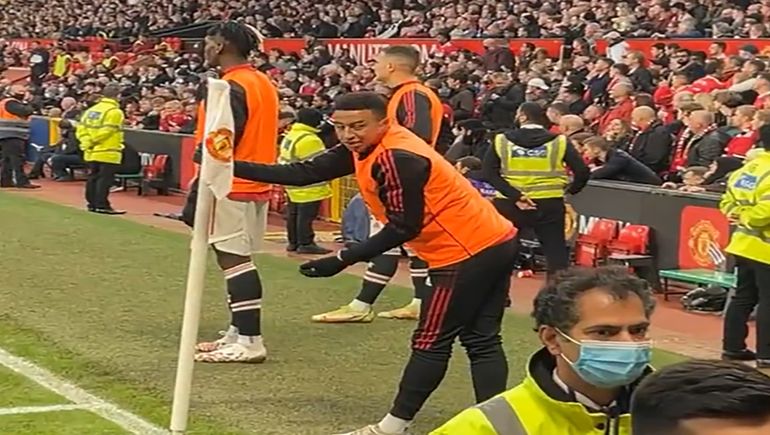 La reacción de un jugador del United ante los insultos de un hincha