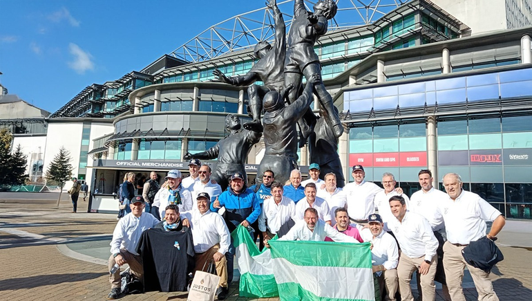 La barra en Londres con las banderas de Marabunta en la puerta de un mítico escenario.