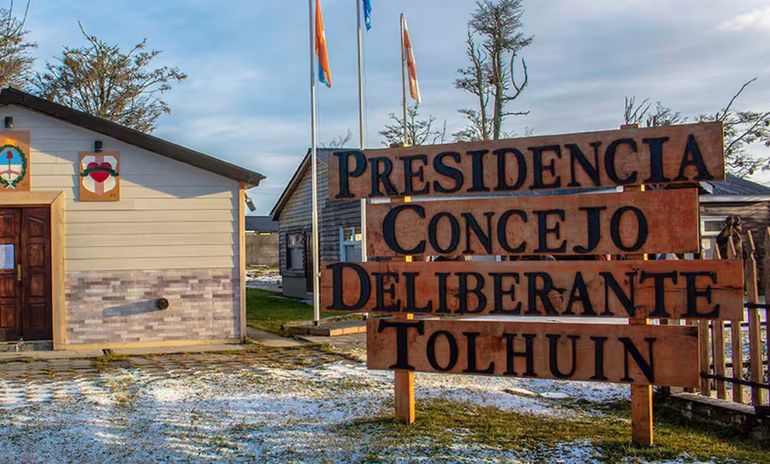 En diciembre de 2023 se supo que los concejales de Tolhuin se habían fijado sueldos superiores a los 2,2 millones de pesos. En diciembre de 2023 se supo que los concejales de Tolhuin se habían fijado sueldos superiores a los 2,2 millones de pesos. 