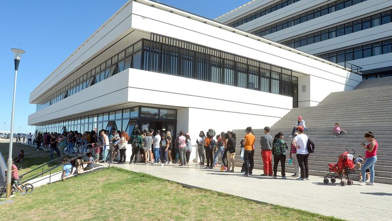 Con largas filas, empieza la entrega de kits escolares: dónde se retiran