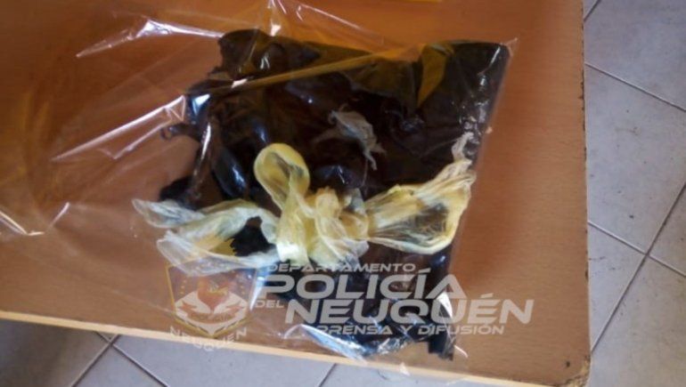 La Policía secuestró drogas en un domicilio de Centenario al que habían acudido por una orden de allanamiento a raíz de un presunto robo.