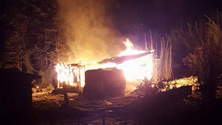 Por un conflicto con el vecino, le quemó la casilla y un trailer