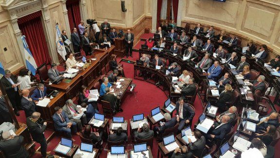 Anoche, el Senado trataba el proyecto opositor para retrotraer las tarifas.