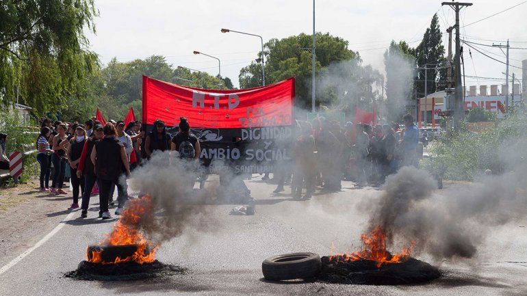 Caos en los puentes por reclamos de piqueteros de Cipolletti