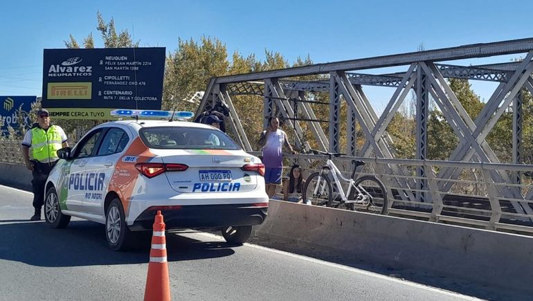 En la tarde del martes hubo un choque de ciclistas en pleno puente carretero 