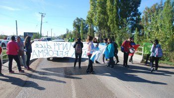 Alumnos y padres del CEM 14 protestan en el Puente 83. Alumnos y padres del CEM 14 protestan en el Puente 83.